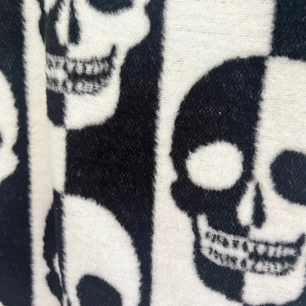 Skull Black & White Halloween Day of the Dead Goth Decorative Throw Blanket